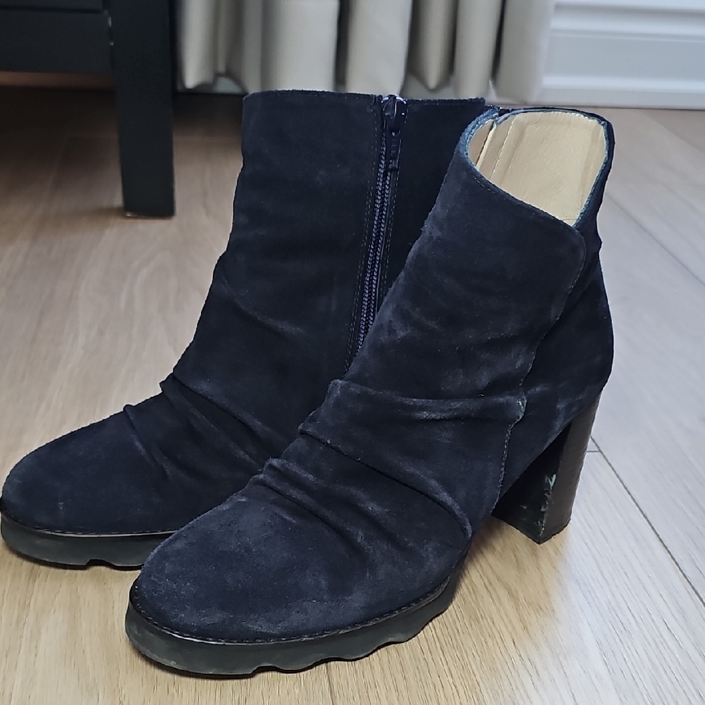 Chic Navy Suede Heeled Boots